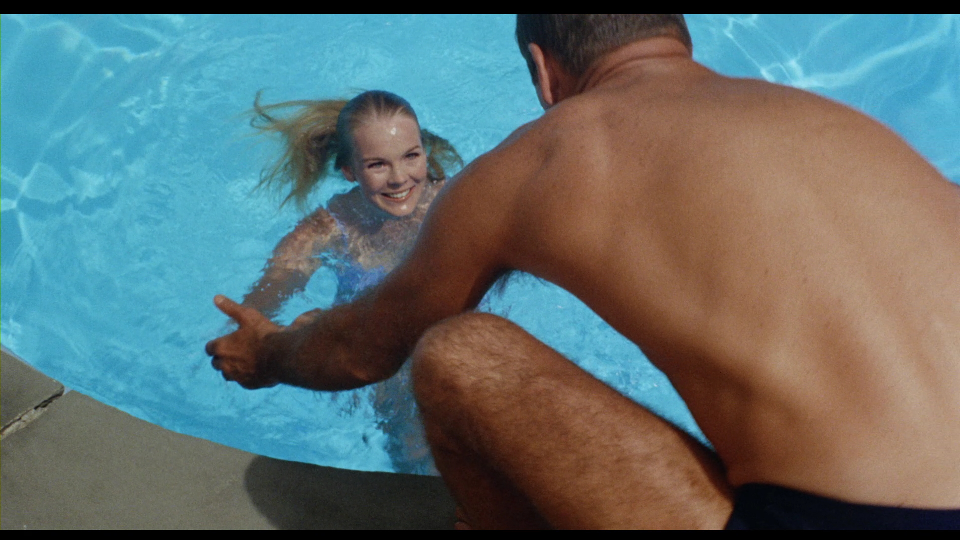Пловец фильм 1968. Девушка с водным пистолетом у бассейна. Swimming in the pool. Пловец фильм 1968. Пловец фильм сша 1968.