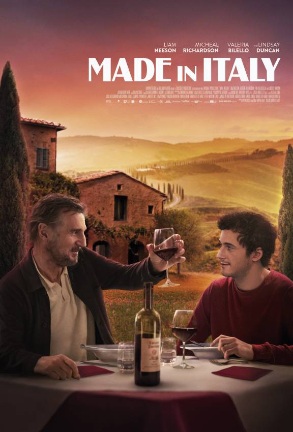 Twee mannen proosten met wijn. Op de achtergrond is een Italiaans landschap te zien. 