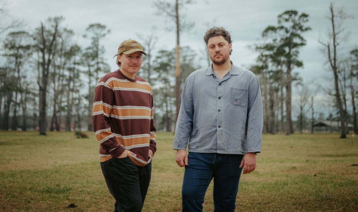 Een foto met de twee muzikanten van de band Memorial genomen in de natuur.